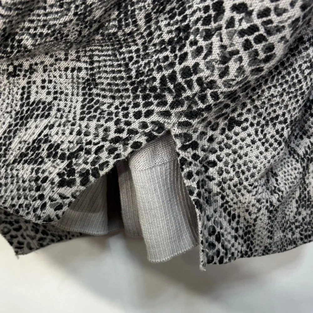 🧢Michael Kors Gray black cotton blend animal  print V-Neck Sweater